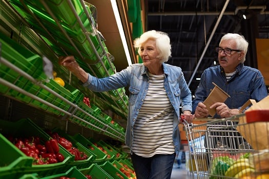 La canasta de los adultos mayores volvió a superar los dos millones de pesos y se aleja del haber mínimo