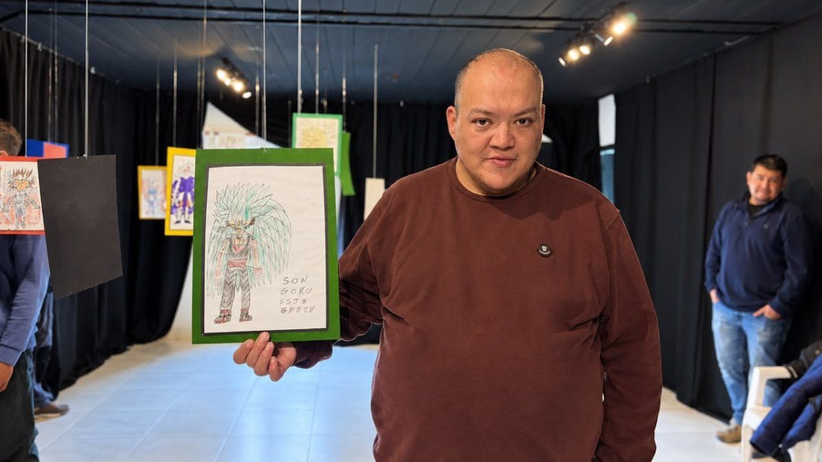 El sueño cumplido de Daniel: dibujar a Goku y verlo colgado en la Casa de la Cultura de Aluminé