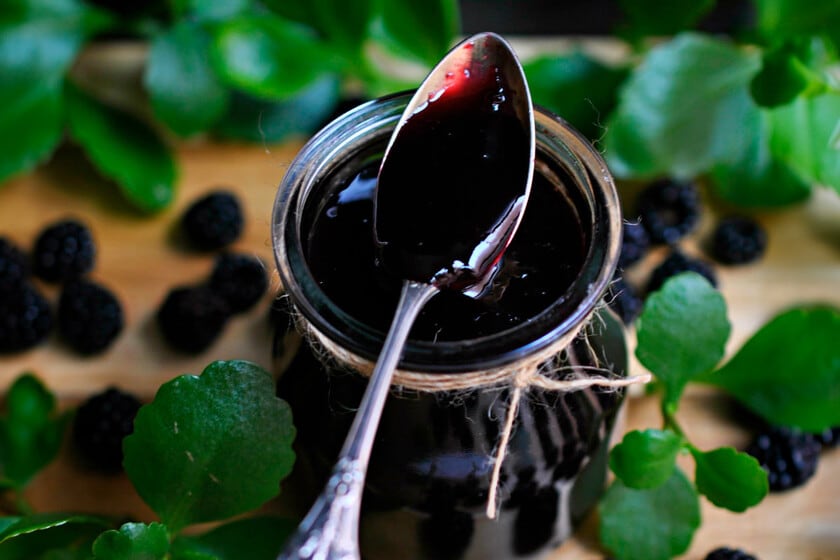 Una mermelada de moras casera que suma manzana rallada y limón para sumar sabor a la mesa