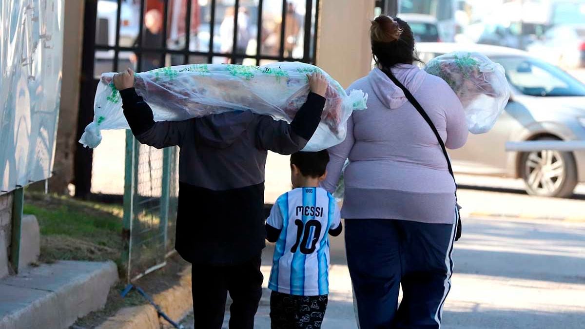 El Mercado Concentrador del Neuquén sale del feriado con chivito del norte y trucha patagónica en la vereda de los puestos