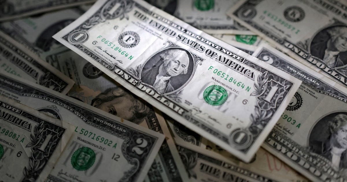 El dólar bajó cinco pesos en la semana en el Banco Nación y cerró a 1.540 pesos, mientras el blue quedó estable en 1.560
