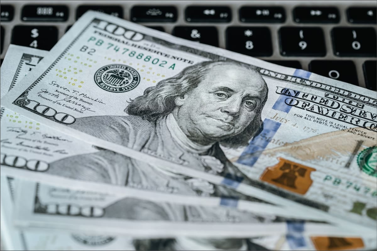 El dólar se mantiene firme en el cierre de la semana: oficial a $1540 y blue a $1560