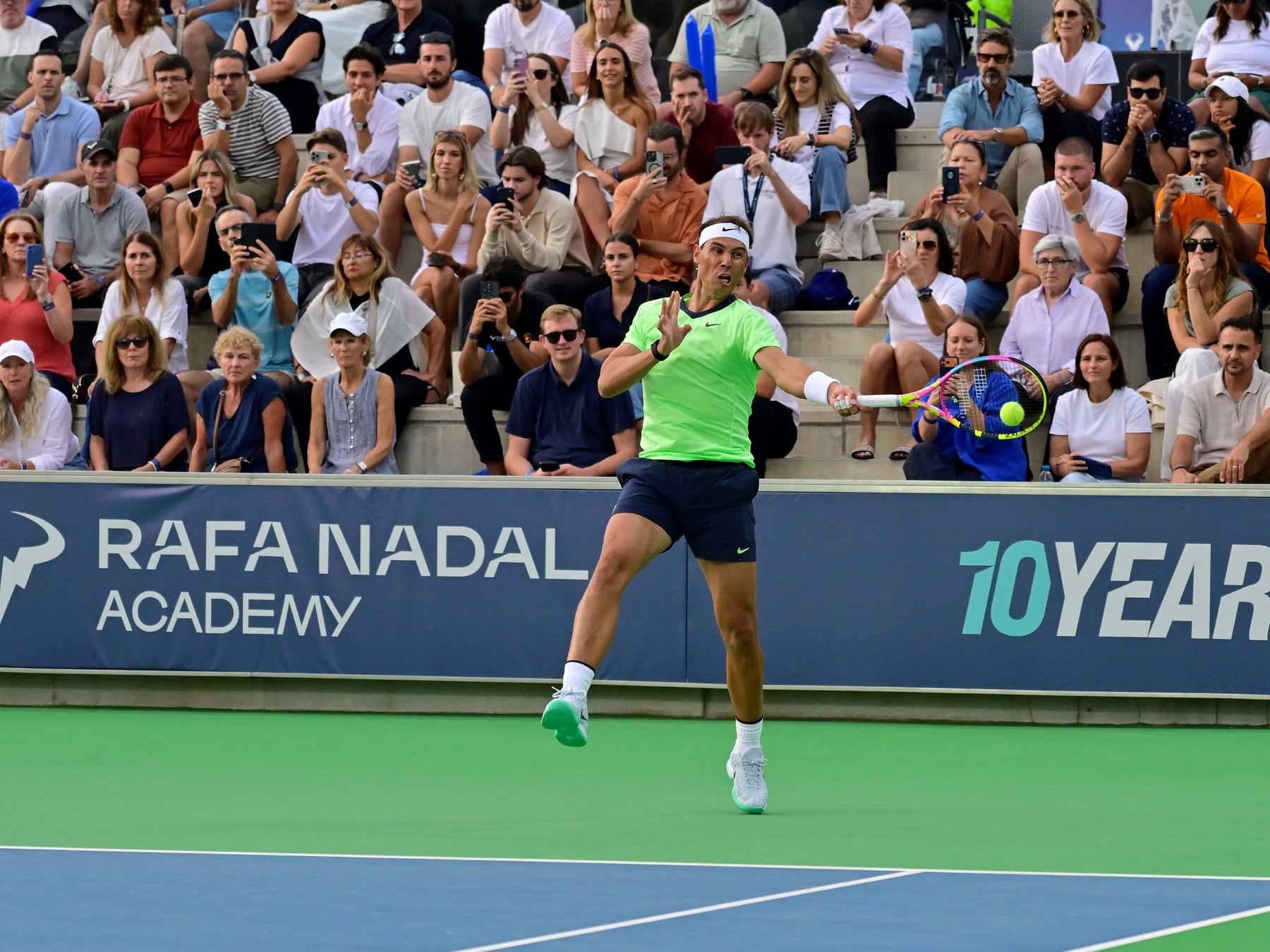 Nadal volvió a la cancha, se bancó el show y festejó los diez años de su academia con Moyá y un desempate de infarto