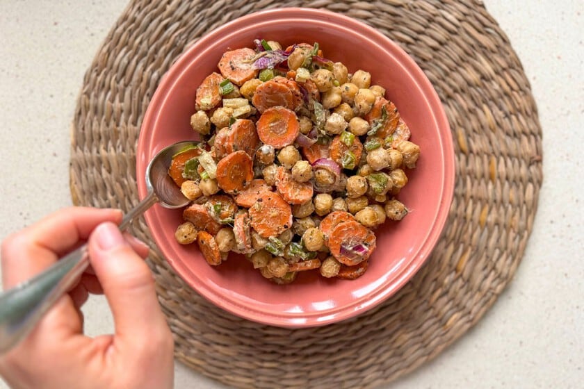Ensalada templada de garbanzos y zanahoria al horno: el tahini como hilo conductor