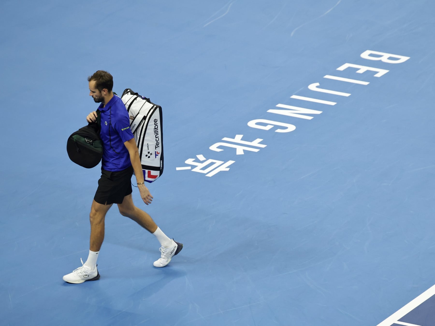 Nole a la final por la puerta más insólita: Medvedev descalificado por un bolazo en la tribuna
