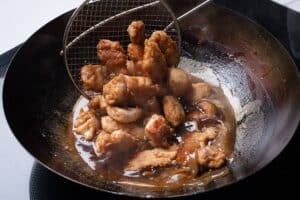 Pollo al limón con rebozado de dos harinas y salsa agridulce: claves para una cubierta crocante en casa