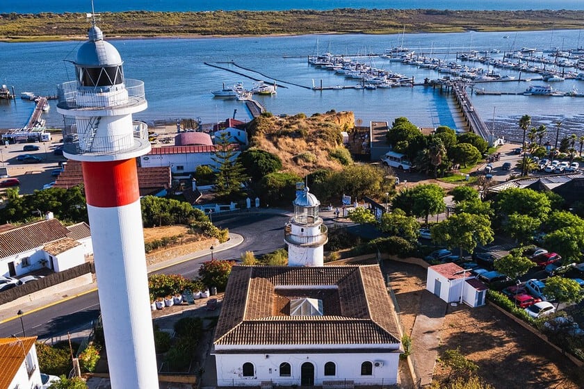 El Rompido: un enclave pesquero de Huelva donde la cocina marinera dialoga con las dunas del río Piedras