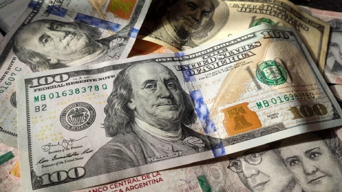 El dólar blue cerró la semana en $1.540 y se igualó con la cotización oficial del Banco Nación