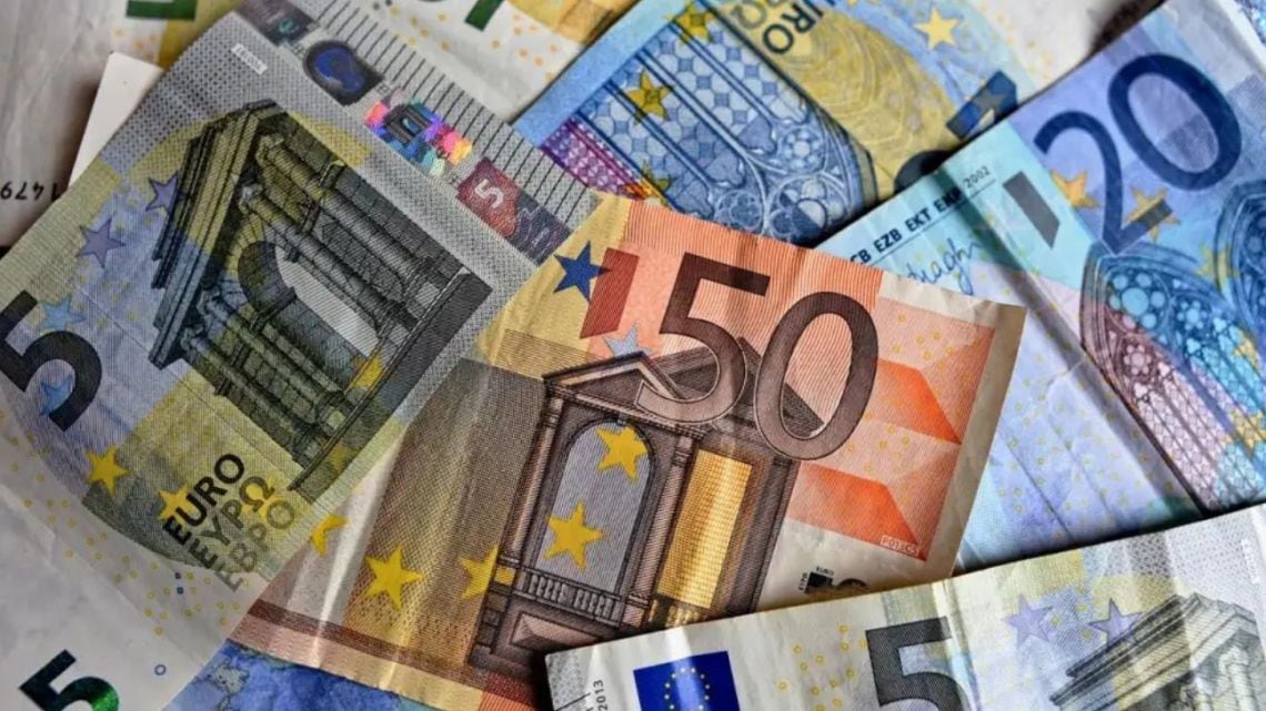 El euro blue se alineó abajo: cerró la semana en $1.832,75 para la venta y recortó $6 en la rueda del viernes