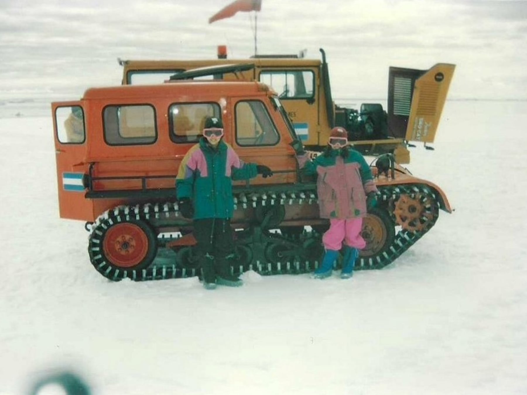 El día que el hielo se abrió bajo sus pies: la infancia antártica que Natalia López atesora en un libro