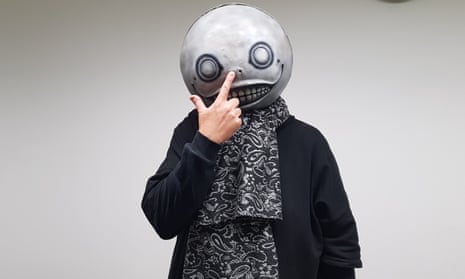 Yoko Taro, el hombre de la máscara, confiesa que sigue trabajando por miedo a olvidar