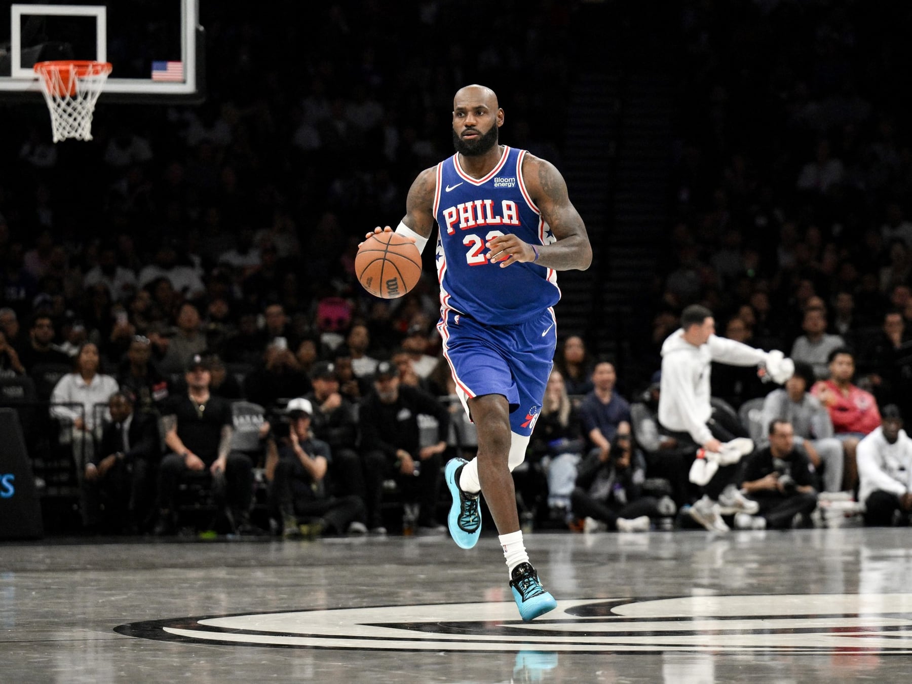 LeBron se puso la camiseta de los Sixers, jugó 18 minutos y perdió en su debut ante los Nets