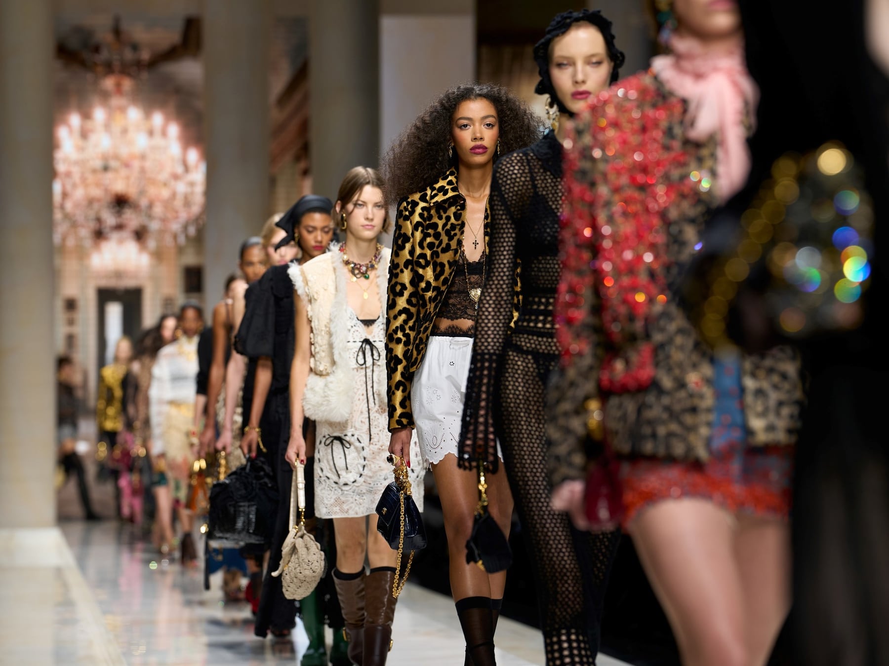 Milán cerró su semana de la moda con brillo, sensualidad y aires de los años 2000 sobre la pasarela