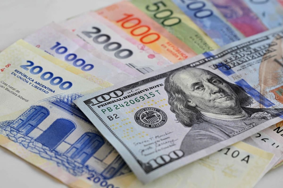 En julio la Argentina se abarató en dólares, pero la ropa y los restaurantes siguen liderando los sobrecostos regionales