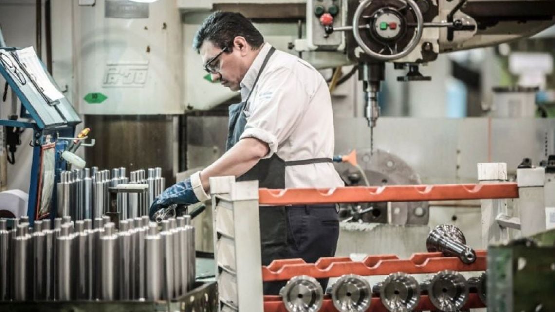 La industria registró 66.262 empleos menos en dos años y solo tres provincias escaparon de la caída
