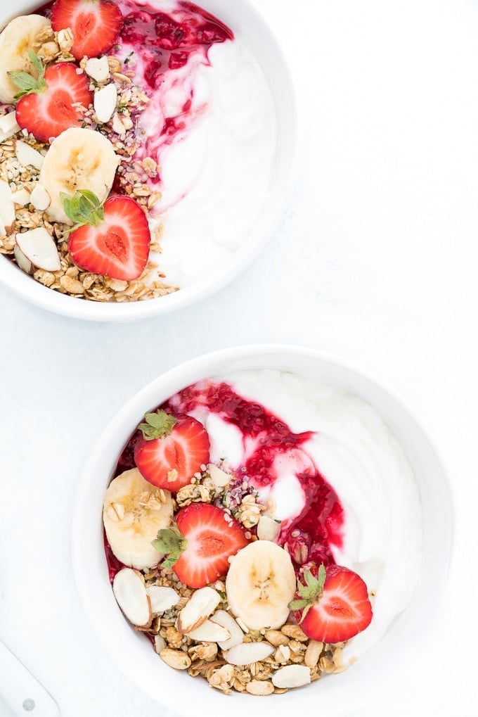 Hígado graso: por qué un yogur griego solo no alcanza y qué patrón alimentario sí muestra evidencia