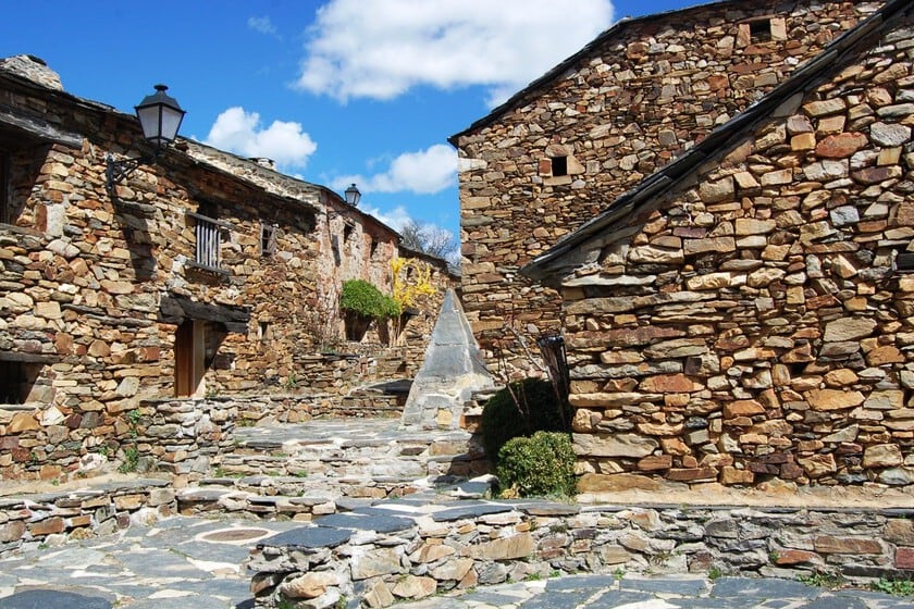 Umbralejo resucita entre cuarcitas: el pueblo que el Estado español recuperó para ensinar a vivir la sierra