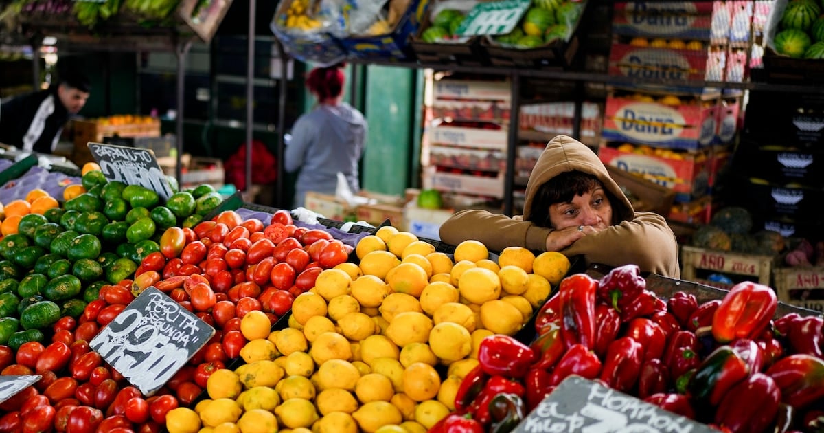 El tomate empujó la canasta y la lechuga le dio un respiro al bolsillo: el balance de septiembre