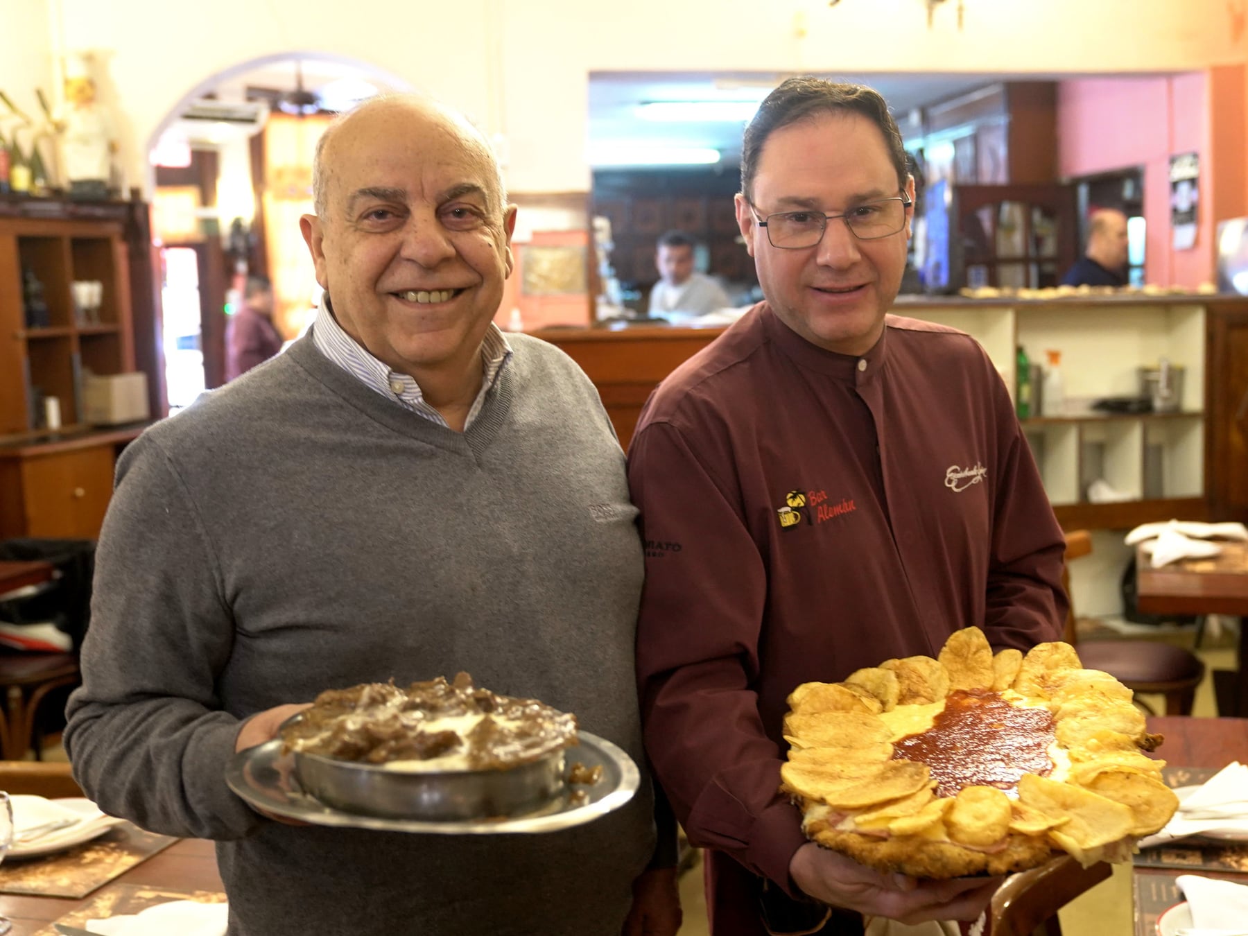Centenario y al plato: el bodegón de Villa Devoto que sostiene una tradición de más de un siglo entre milanesas y cajas de vino
