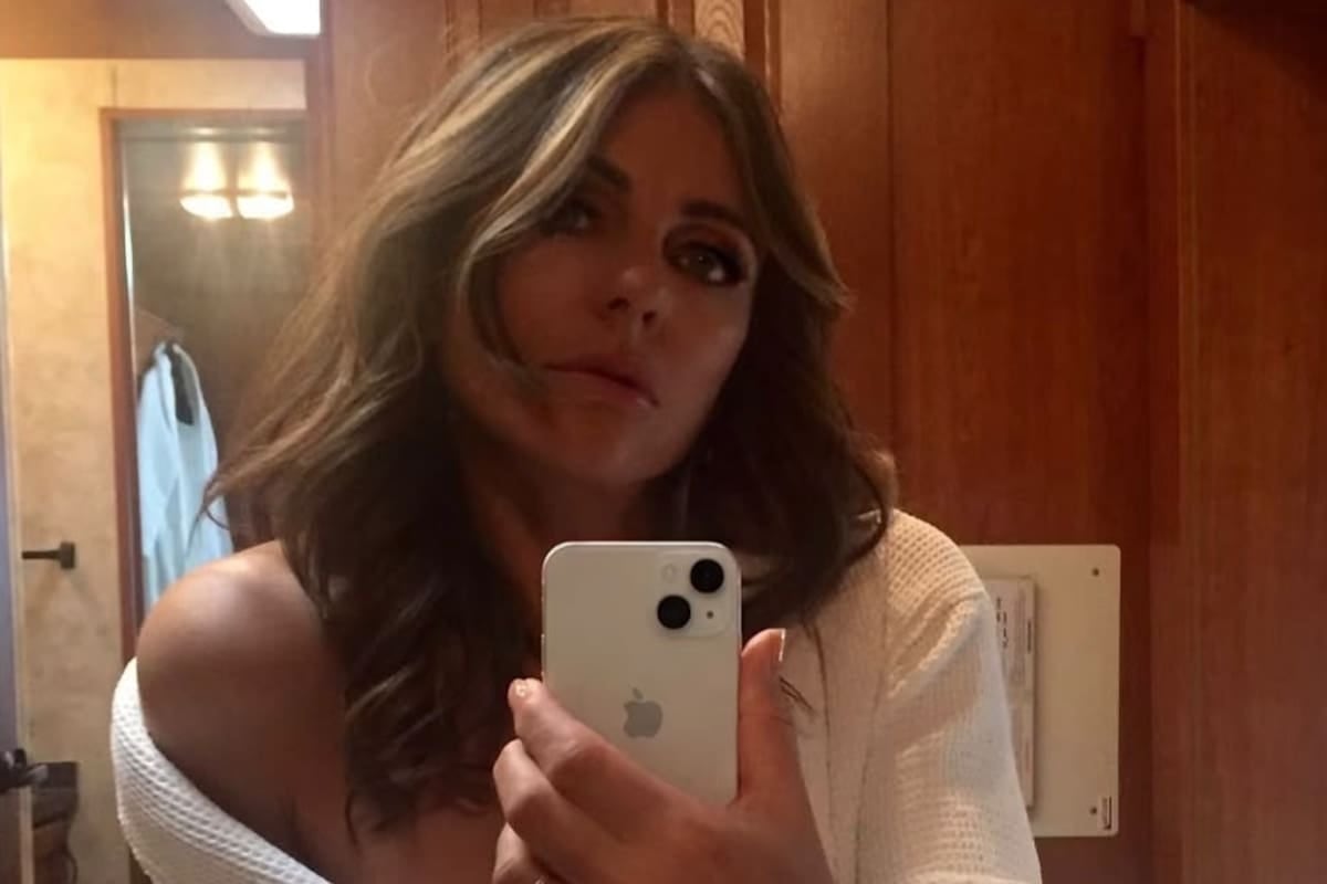 Volvió Bev Fisher: Elizabeth Hurley arrancó la segunda temporada de The Burbs y dejó una perlita en el dedo anular