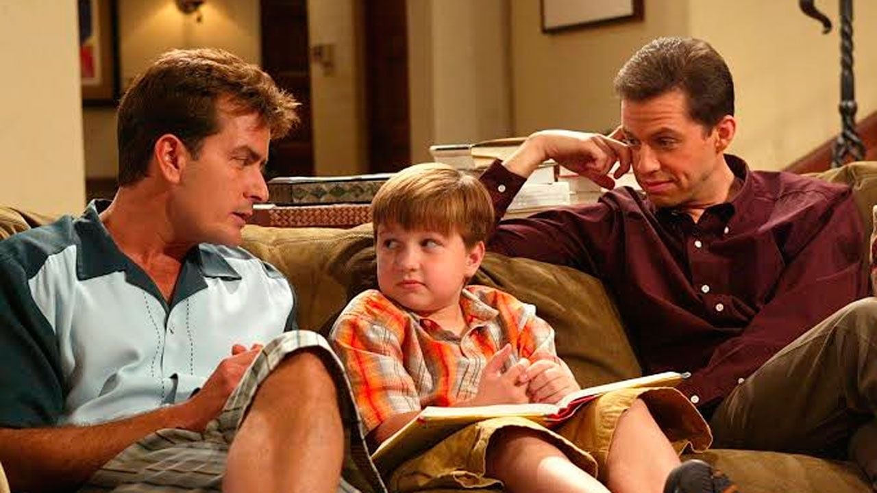La vez que Hugh Grant estuvo a punto de heredar la mesaza de Charlie Sheen y se bajó a último momento