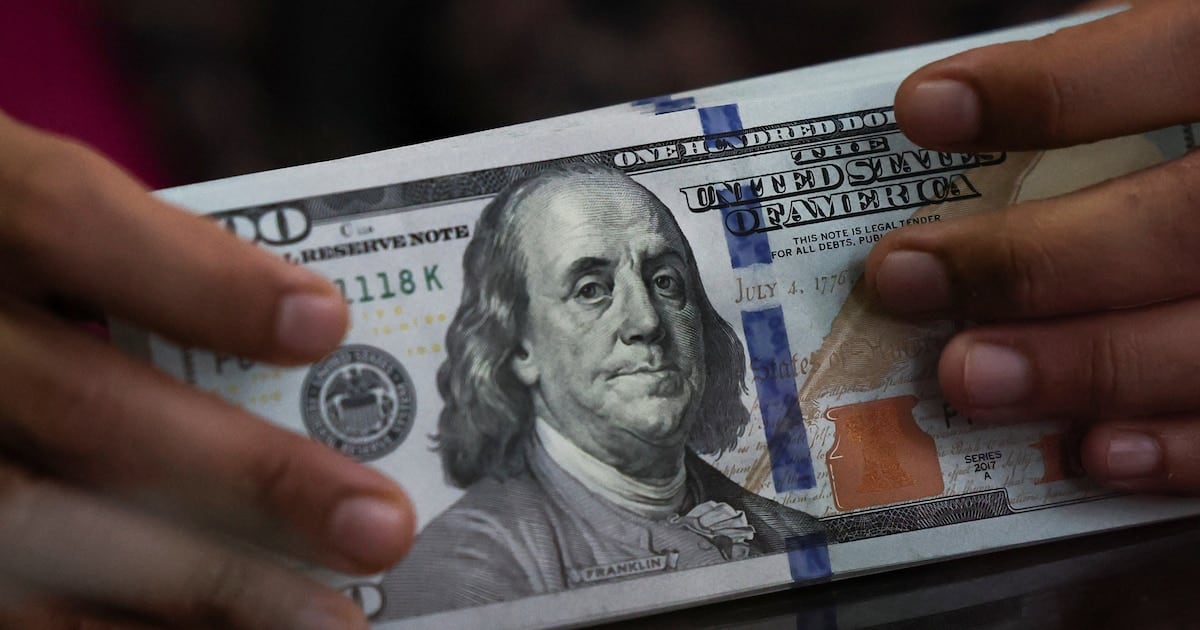 El dólar cerró en $1.535 y la diferencia con la inflación ya supera los 23 puntos en el último año