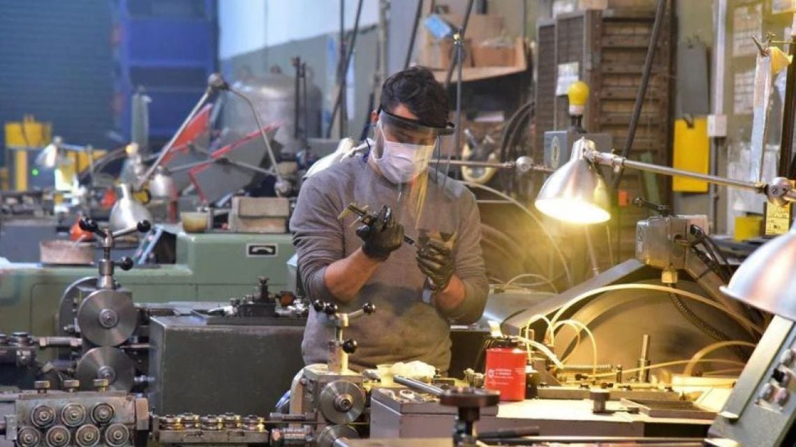 La industria opera con cuatro de cada diez puntos de su capacidad apagados y la informalidad gana terreno entre los despedidos