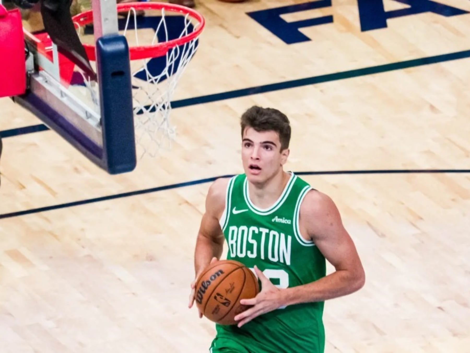La volcada de cinco pasos que se viralizó y dejó a los Celtics con una sonrisa en la pretemporada