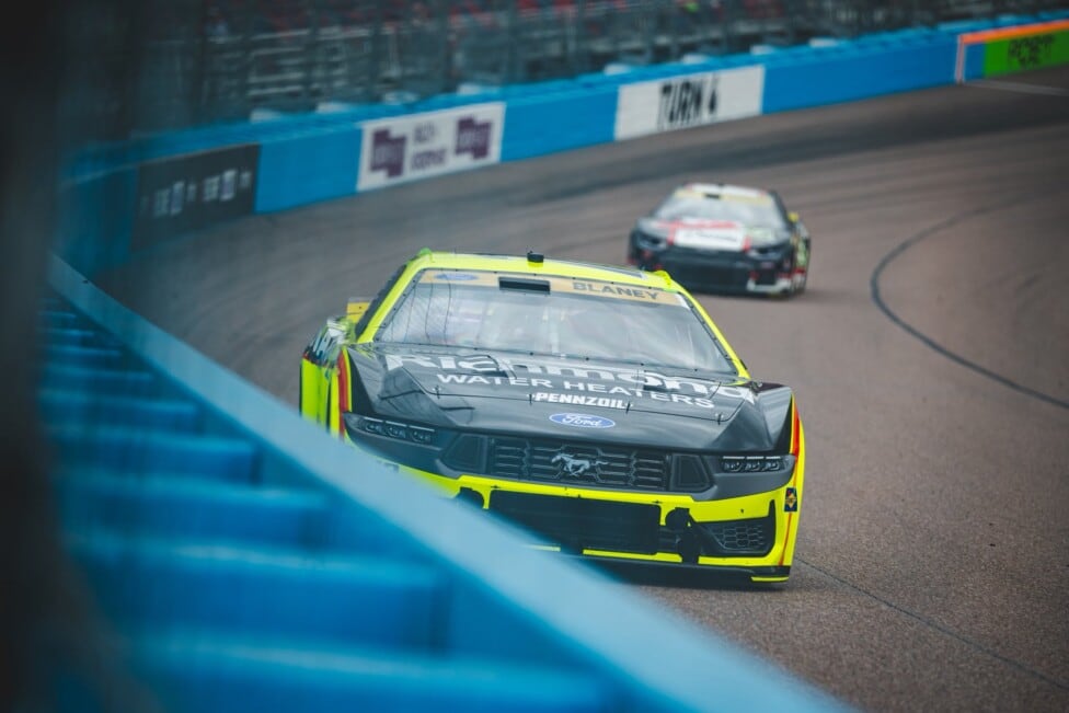 Blaney voló en Phoenix y complicó a Larson: pole para el campeón del óvalo