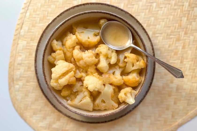 La sopa de coliflor que se sirve con cuchara grande y no con licuadora: claves de la versión en trozos