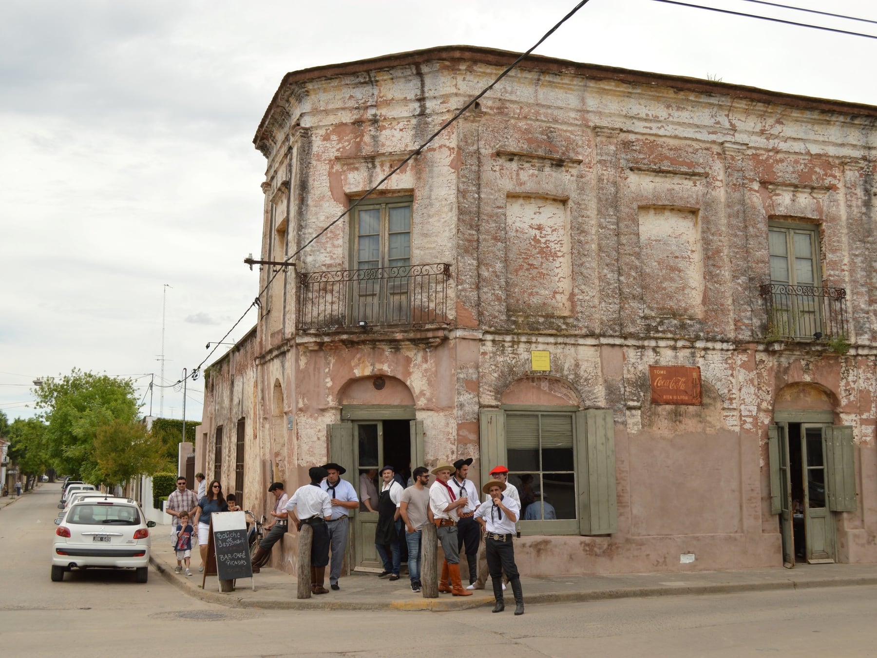 San Antonio de Areco: a 113 kilómetros de la Ciudad de Buenos Aires, el pueblo gaucho reconfigura su identidad alrededor de un circuito de talleres donde la platería tradicional convive con el diseño de autor, la joyería contemporánea y el estampado textil