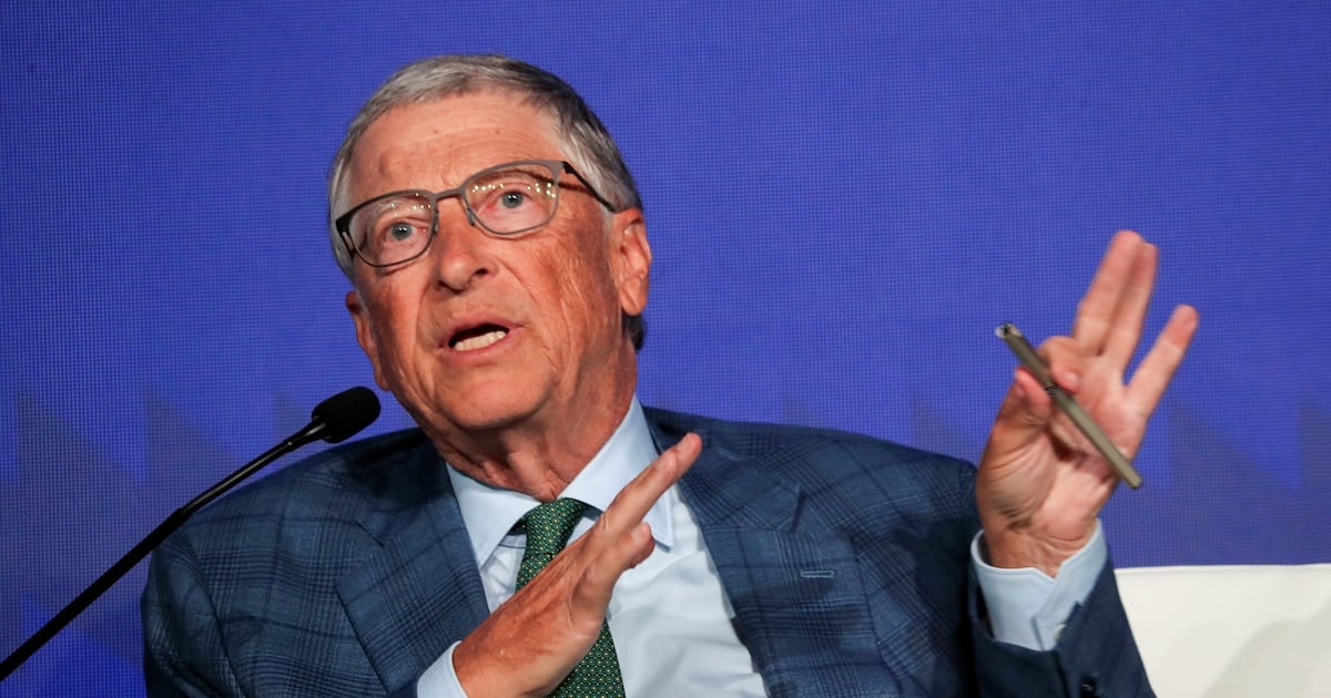 Bill Gates dice basta: la inteligencia artificial no se va a regular sola y alguien tiene que meter la pata en el barro