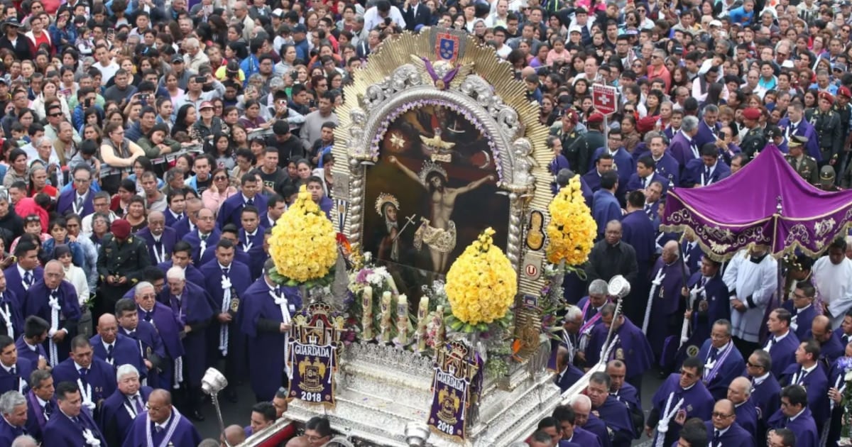 La procesión del Cristo Moreno volvió a tomar el centro de Lima: 24 horas de calles cortadas, fieles y música criolla