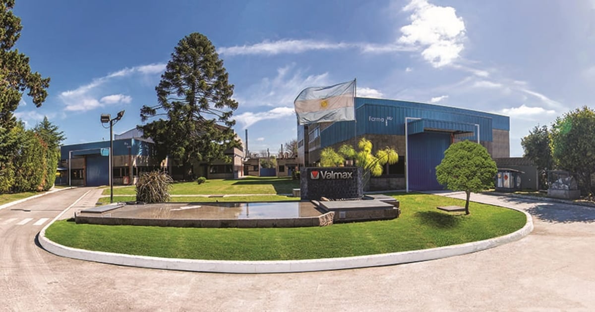 Laboratorio Valmax paraliza su planta en Ituzaingó, despide a la mitad de su personal y acumula 196 cheques rechazados por más de 156 millones de pesos