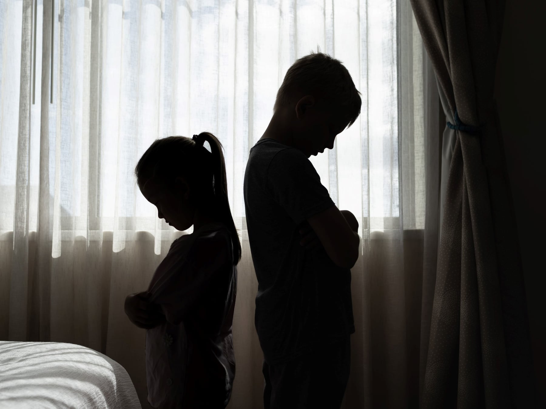 Hermanos criados bajo el mismo techo que recuerdan infancias que parecen de otra familia: por qué pasa y qué hacer con eso