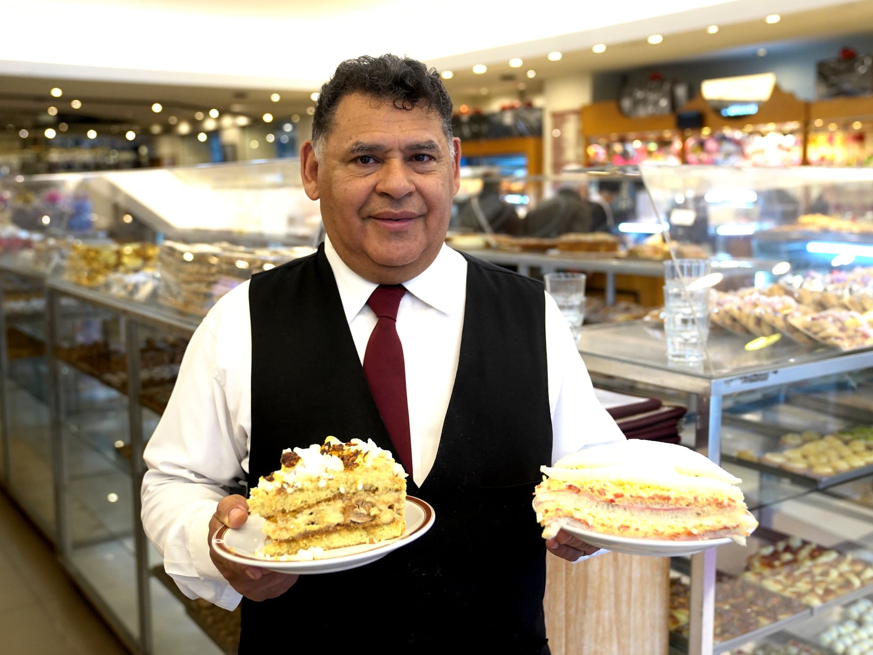El Greco, la confitería de Caballito que atraviesa décadas con su vitrina, sus sándwiches de miga y un pedazo de la historia del rock nacional