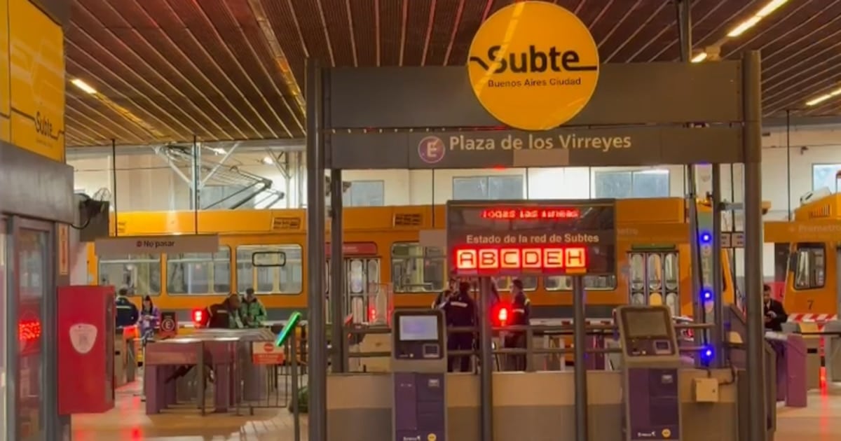 Dos delegados del subte quedaron detenidos en medio de una protesta y la red quedó paralizada