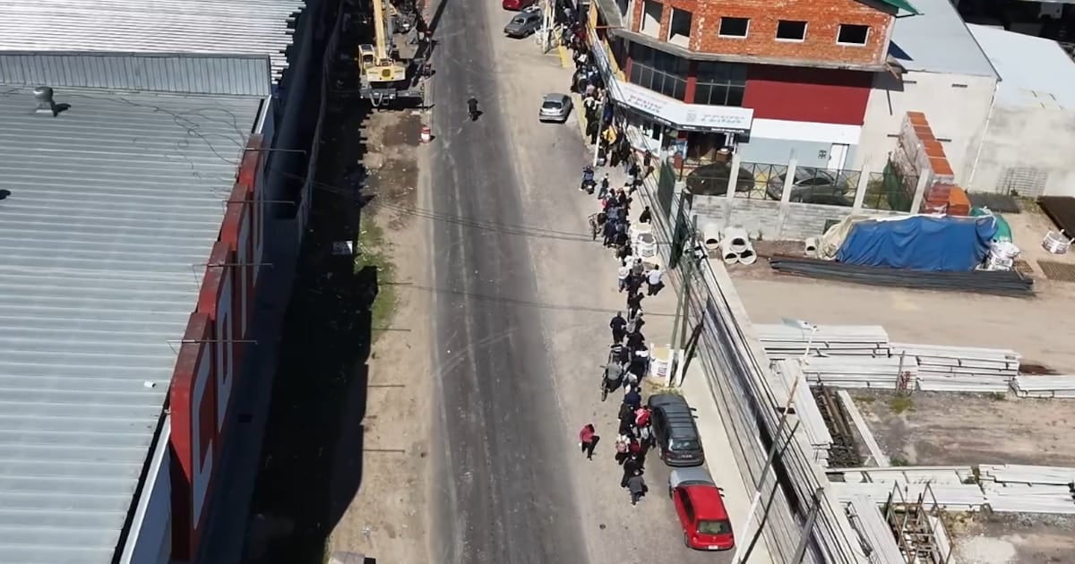 Fila de diez cuadras en Ezeiza por 40 puestos: la postal de un mercado laboral que sigue sin recuperar la formalidad