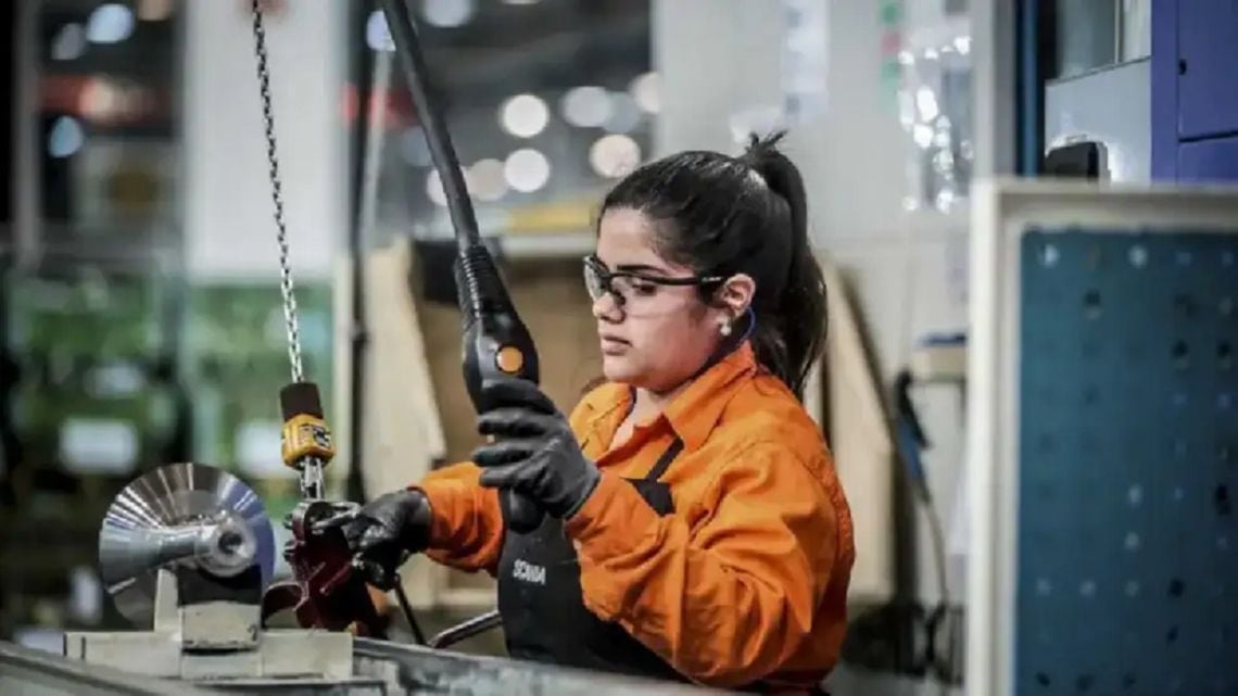 La economía pasó de la caída al estancamiento: el EMAE avanzó apenas una décima en agosto