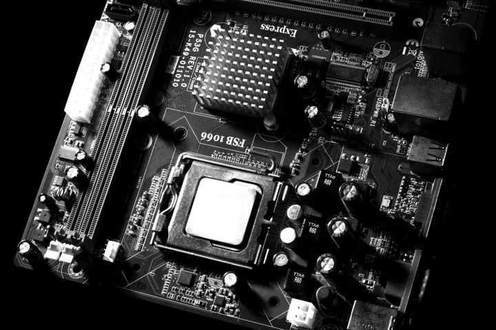 GIGABYTE se anima al mundo otaku: lanzó dos motherboards blancas con estética anime y corazón AMD AM5