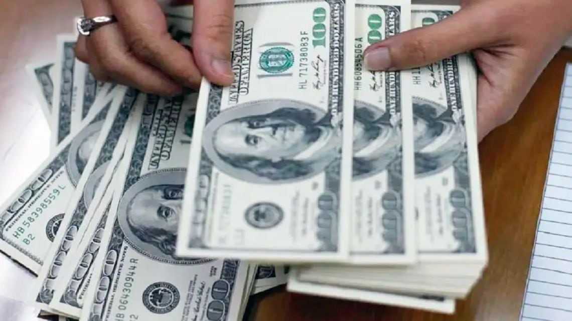 El dólar oficial alcanza un nuevo máximo y reduce la brecha con el blue
