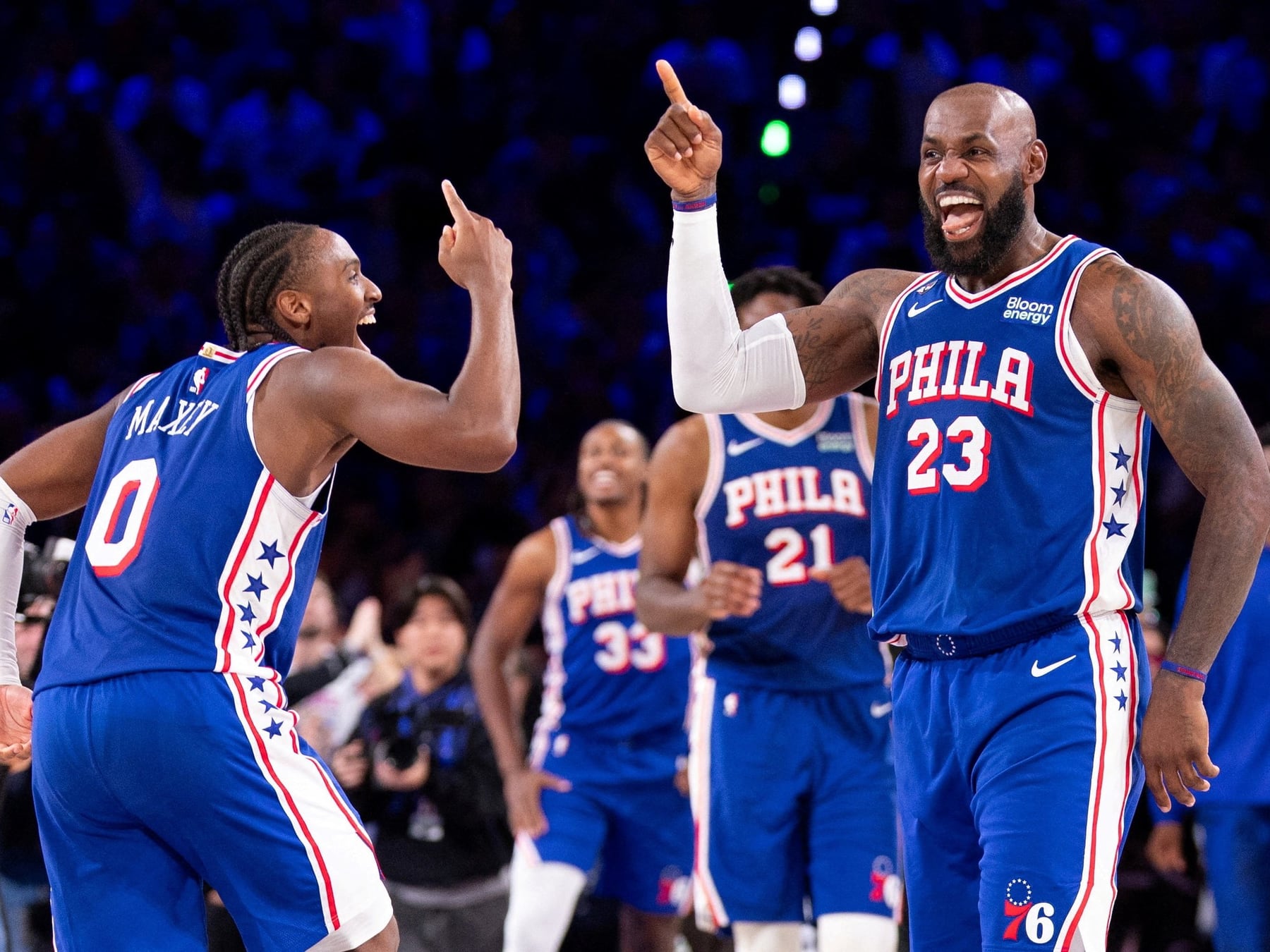Philadelphia dio vuelta el partido y a LeBron en su primer partido como local