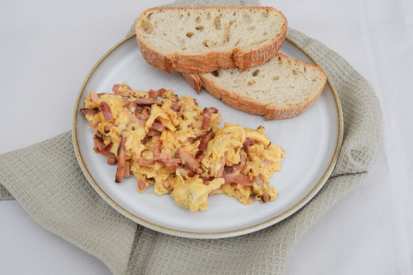 Huevos revueltos con bacon: la precisión del fuego evita la textura gomosa