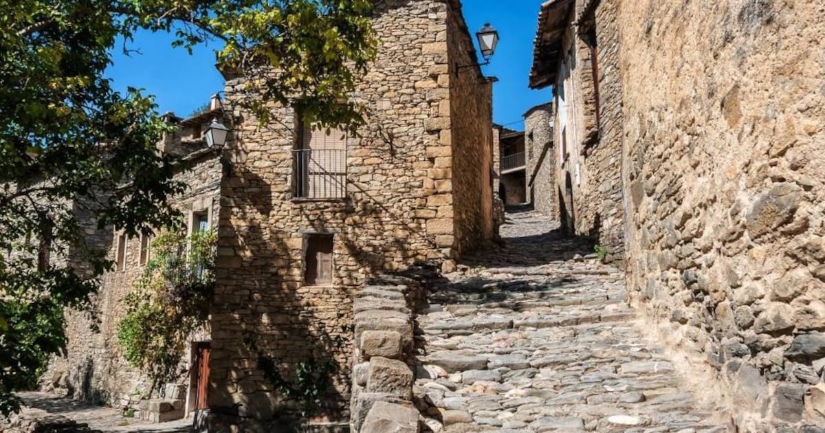 Montañana resiste el paso del tiempo con un de doscientos vecinos y un herencia medieval