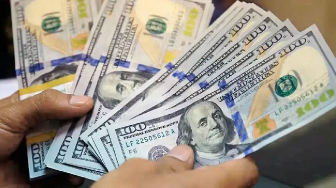 El dólar informal cerró en $1.575 y el contado con liquidación quedó cerca de $1.675